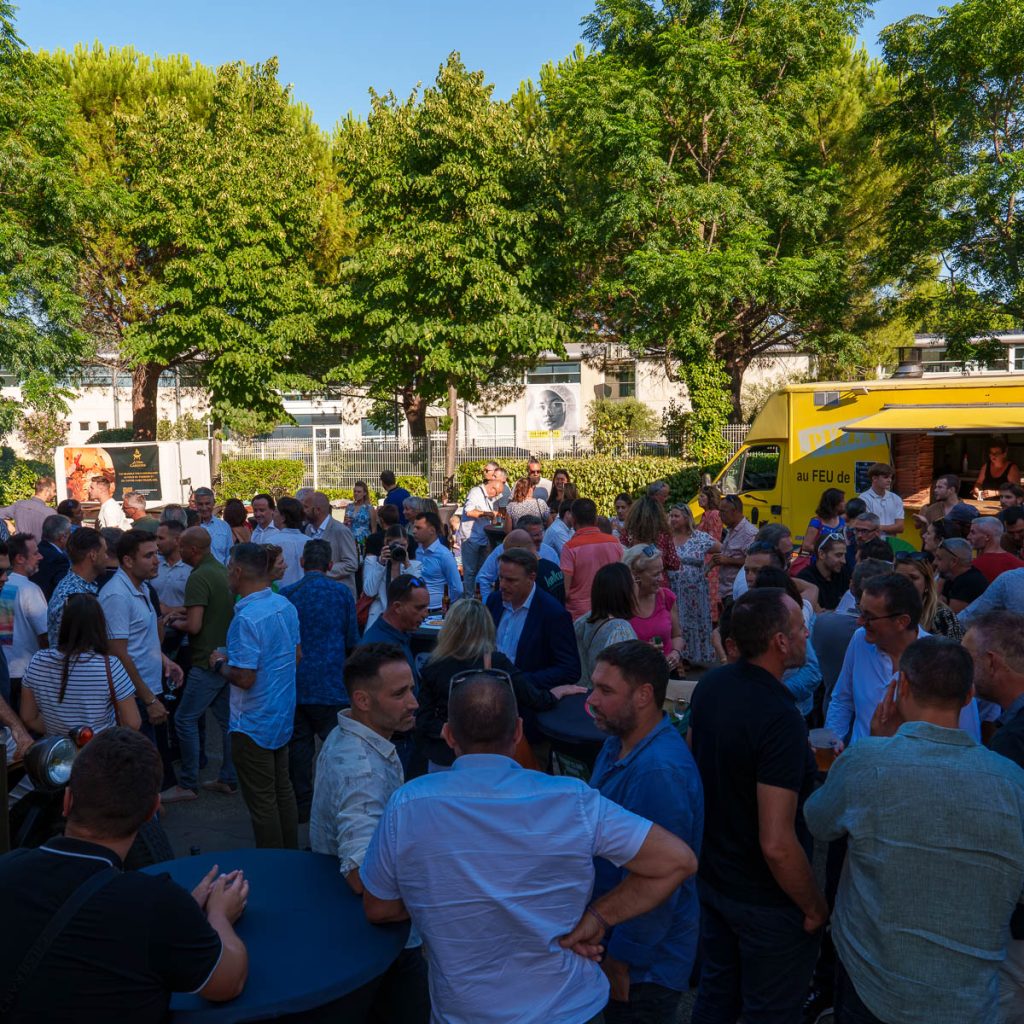 Participants lors d’un événement professionnel FFB30 photographié sur le vif