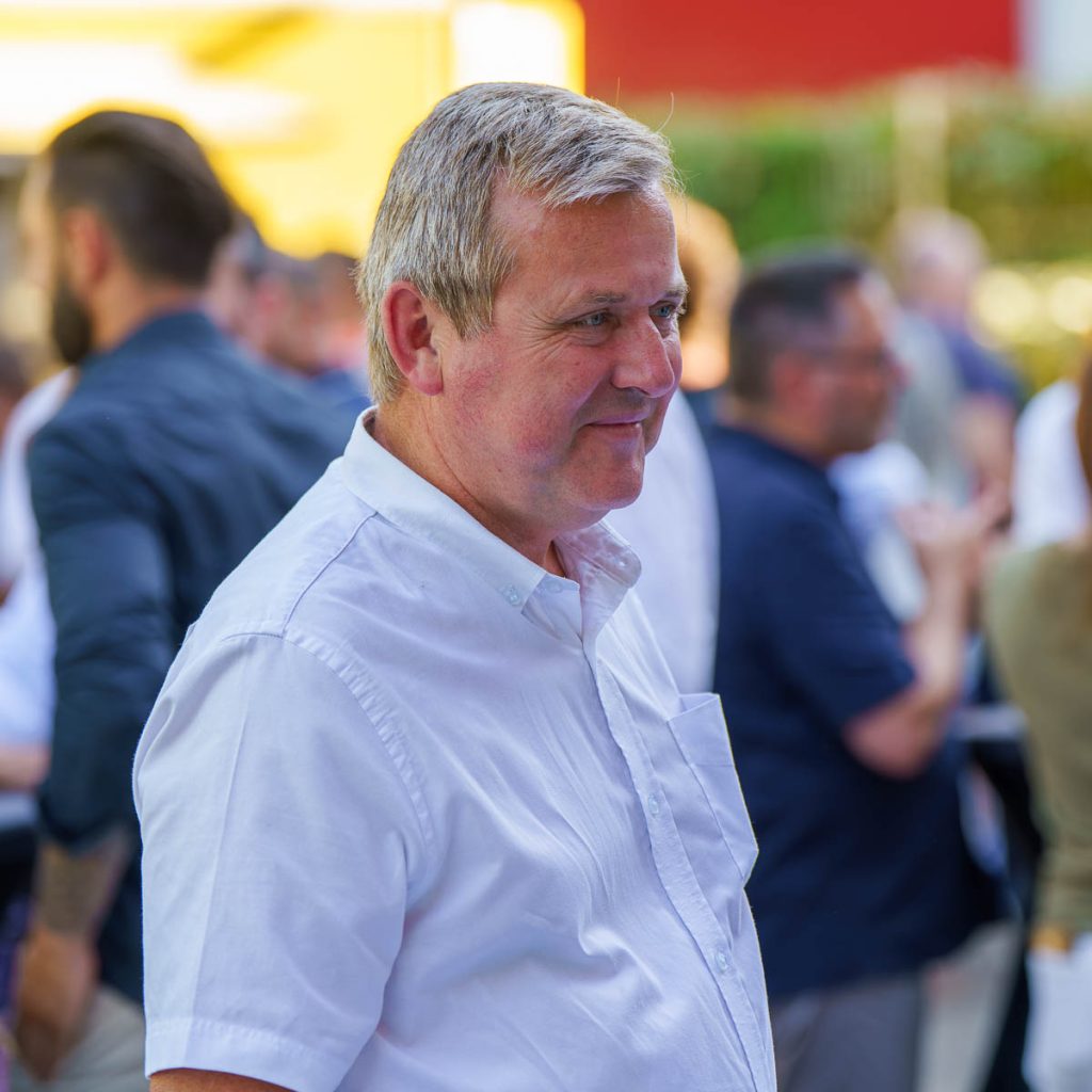 Participants lors d’un événement professionnel FFB30 photographié sur le vif