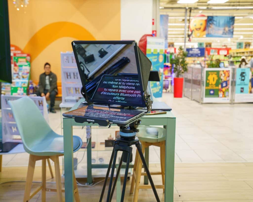 Dispositif de tournage vidéo avec prompteur lors d’un film d’entreprise réalisé en magasin.
