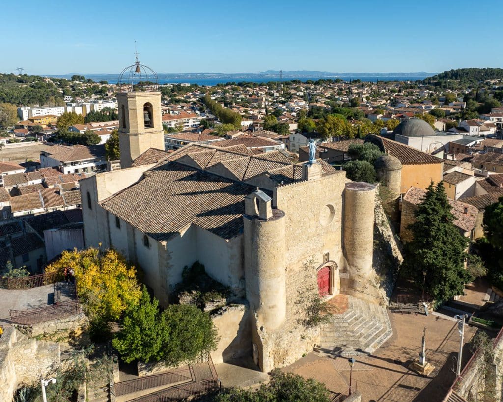 Vue aérienne par drone d’un bâtiment patrimonial au cœur d’un centre urbain.