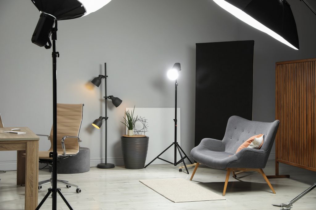 Studio photo professionnel équipé pour séance photo portrait et création de contenus visuels
