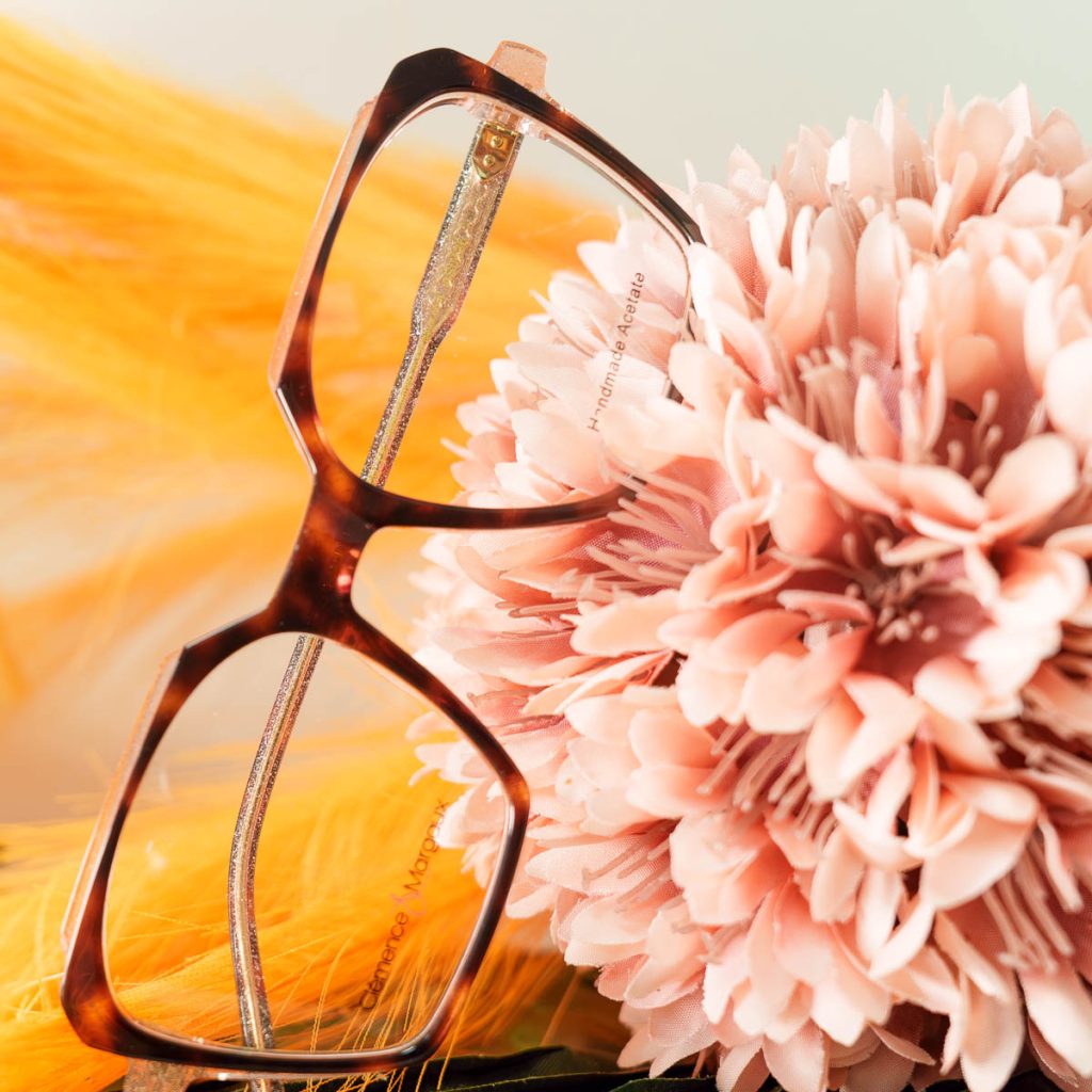 Photographie créative de lunettes de vue Optic Tendance avec mise en scène florale et ambiance mode