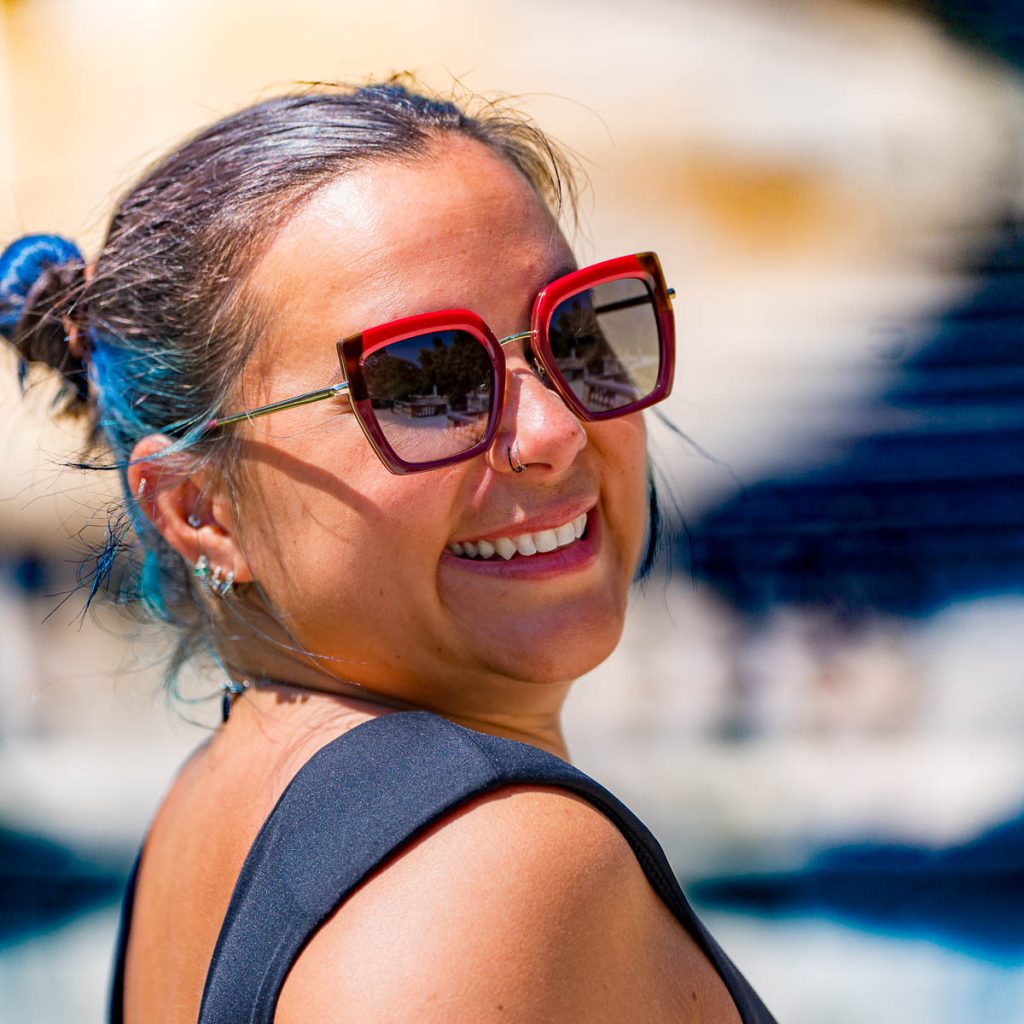 Photographie créative de lunettes de vue Optic Tendance avec mise en scène florale et ambiance mode