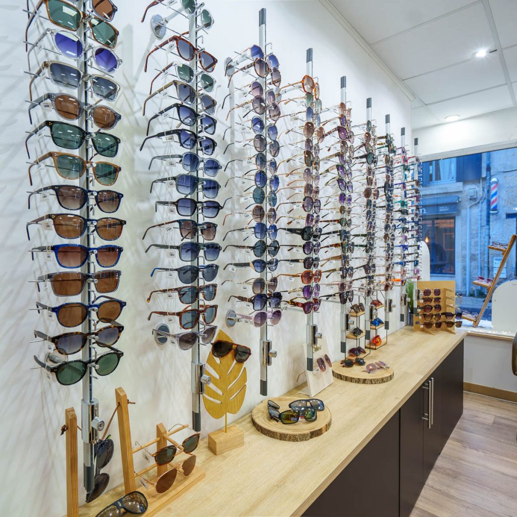 Photographie créative de lunettes de vue Optic Tendance avec mise en scène florale et ambiance mode