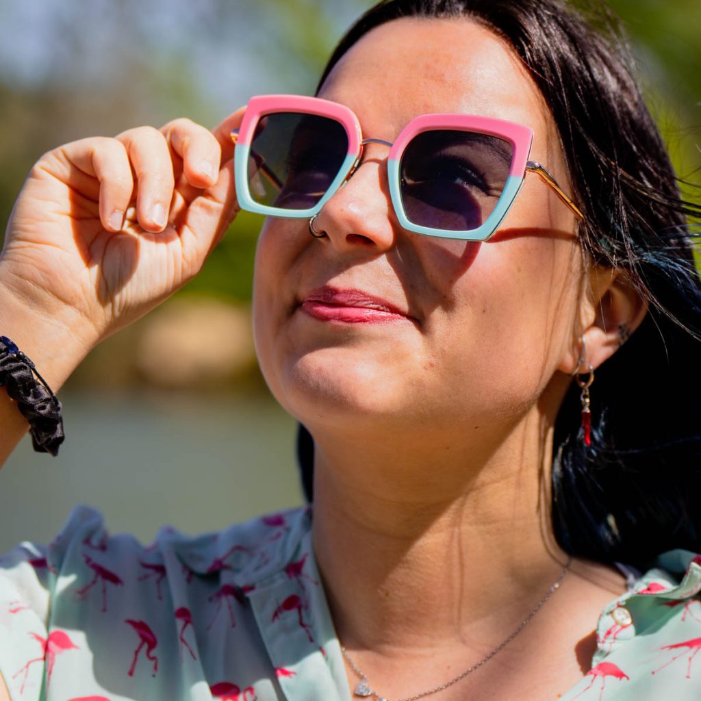 Photographie créative de lunettes de vue Optic Tendance avec mise en scène florale et ambiance mode