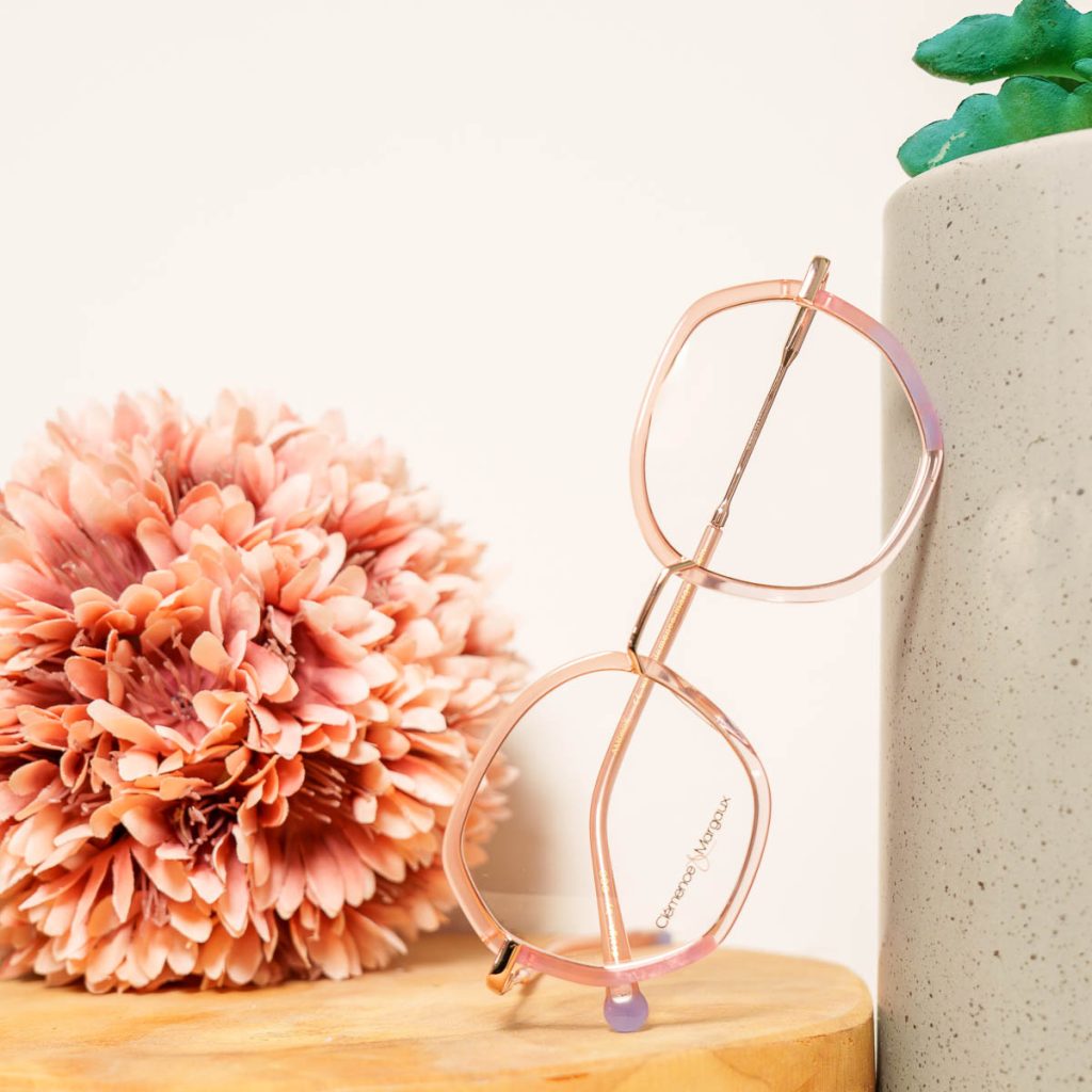 Photographie créative de lunettes de vue Optic Tendance avec mise en scène florale et ambiance mode