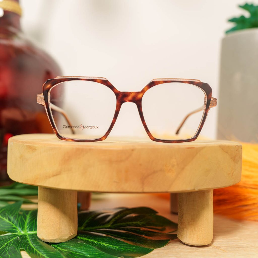 Photographie créative de lunettes de vue Optic Tendance avec mise en scène florale et ambiance mode