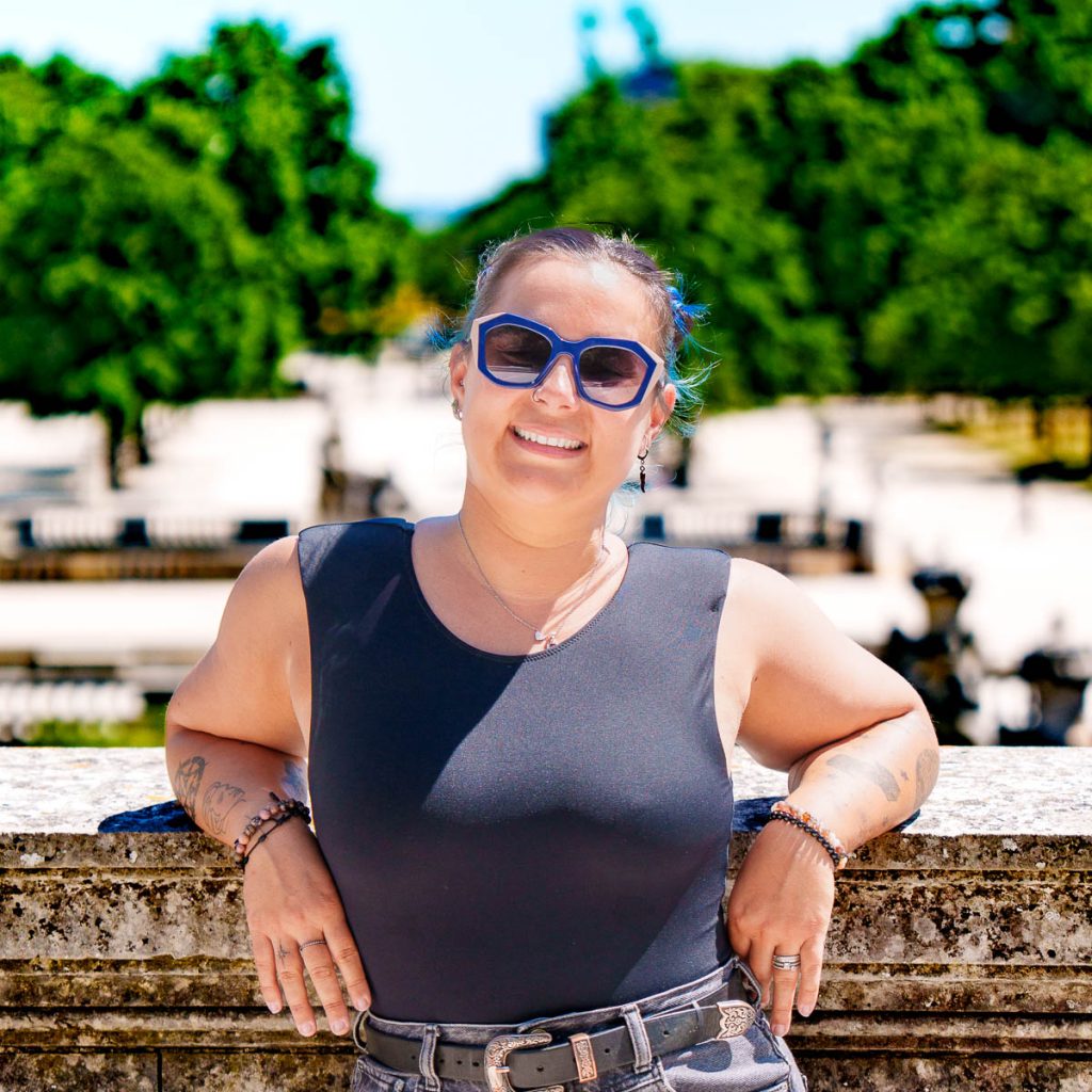 Photographie créative de lunettes de vue Optic Tendance avec mise en scène florale et ambiance mode