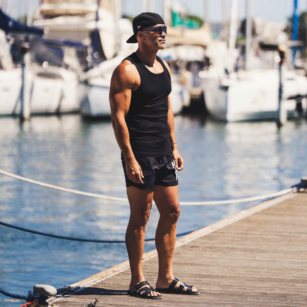 Photographie créative de lunettes de vue Optic Tendance avec mise en scène florale et ambiance mode