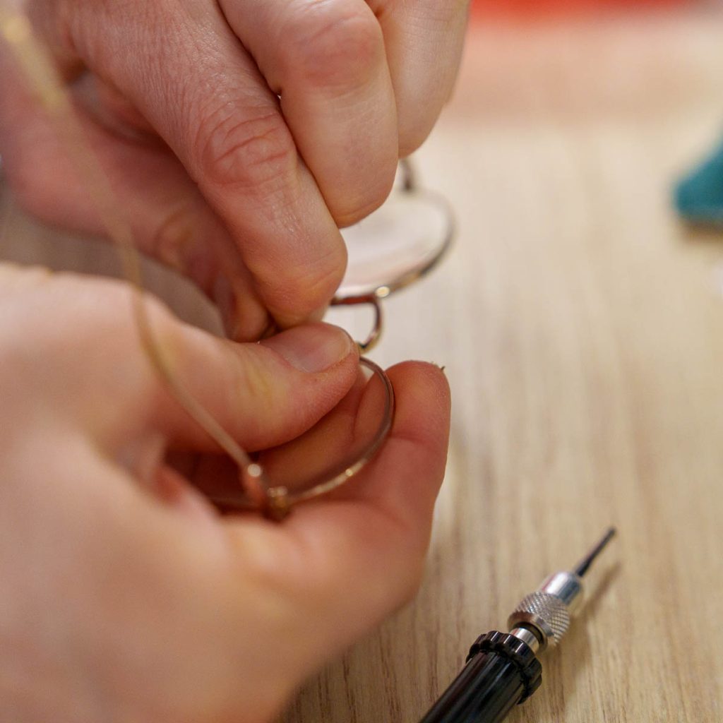 Photographie créative de lunettes de vue Optic Tendance avec mise en scène florale et ambiance mode