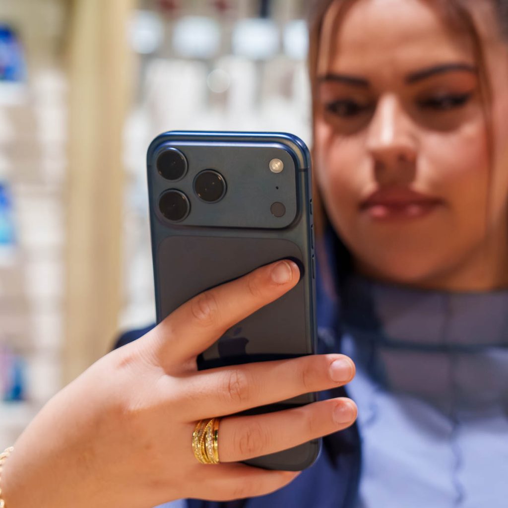 Création de contenu pour Reconnect : conseillère présentant un smartphone en magasin