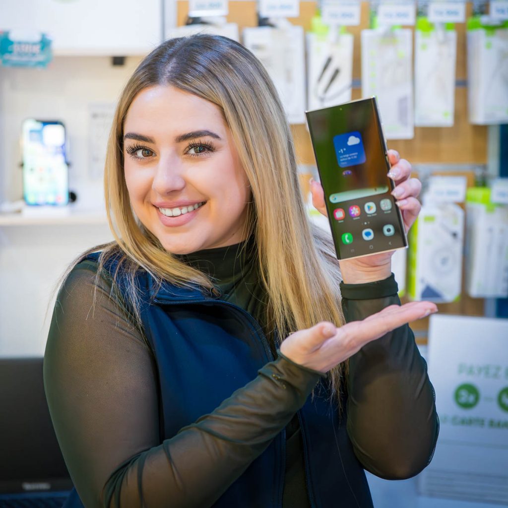 Création de contenu pour Reconnect : conseillère présentant un smartphone en magasin