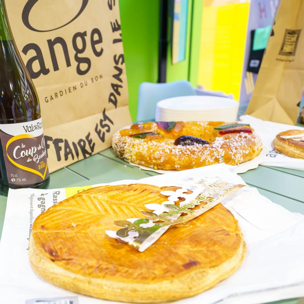 Création de contenu pour Reconnect : conseillère présentant un smartphone en magasin