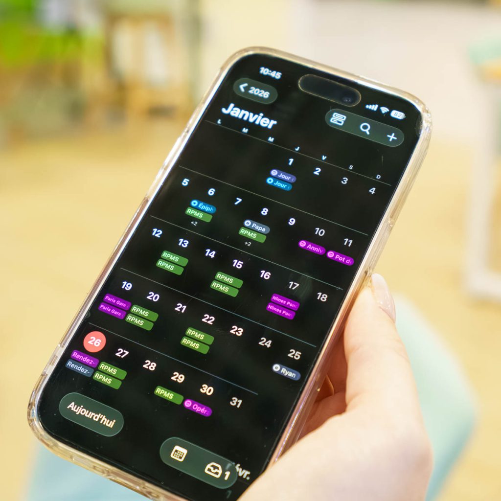 Création de contenu pour Reconnect : conseillère présentant un smartphone en magasin