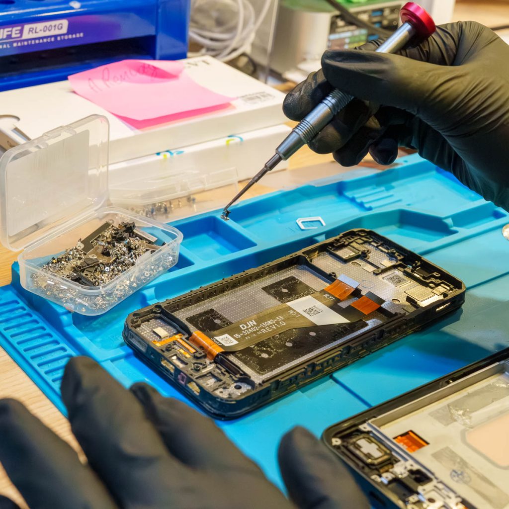 Création de contenu pour Reconnect : conseillère présentant un smartphone en magasin