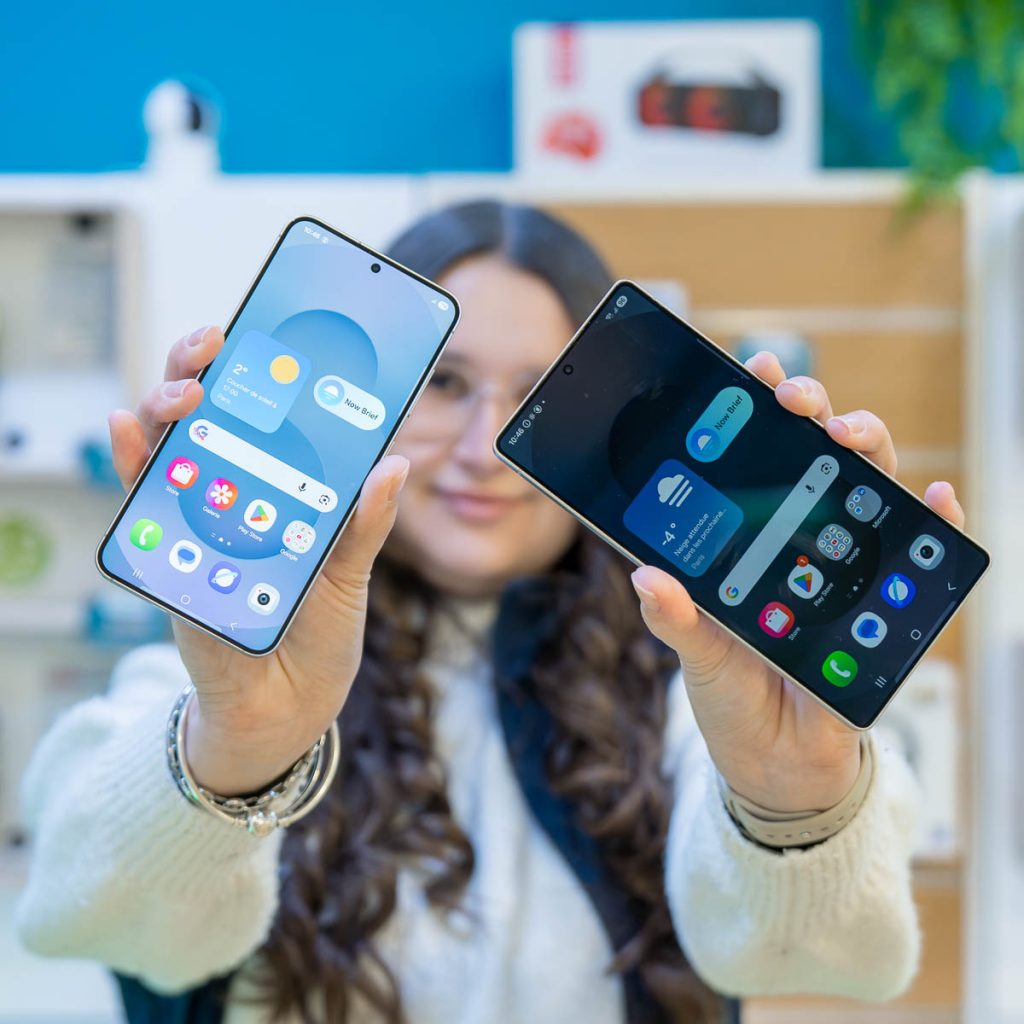 Création de contenu pour Reconnect : conseillère présentant un smartphone en magasin
