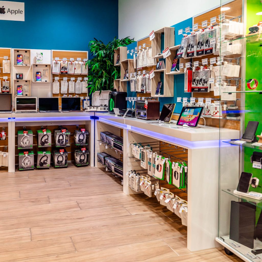 Création de contenu pour Reconnect : conseillère présentant un smartphone en magasin