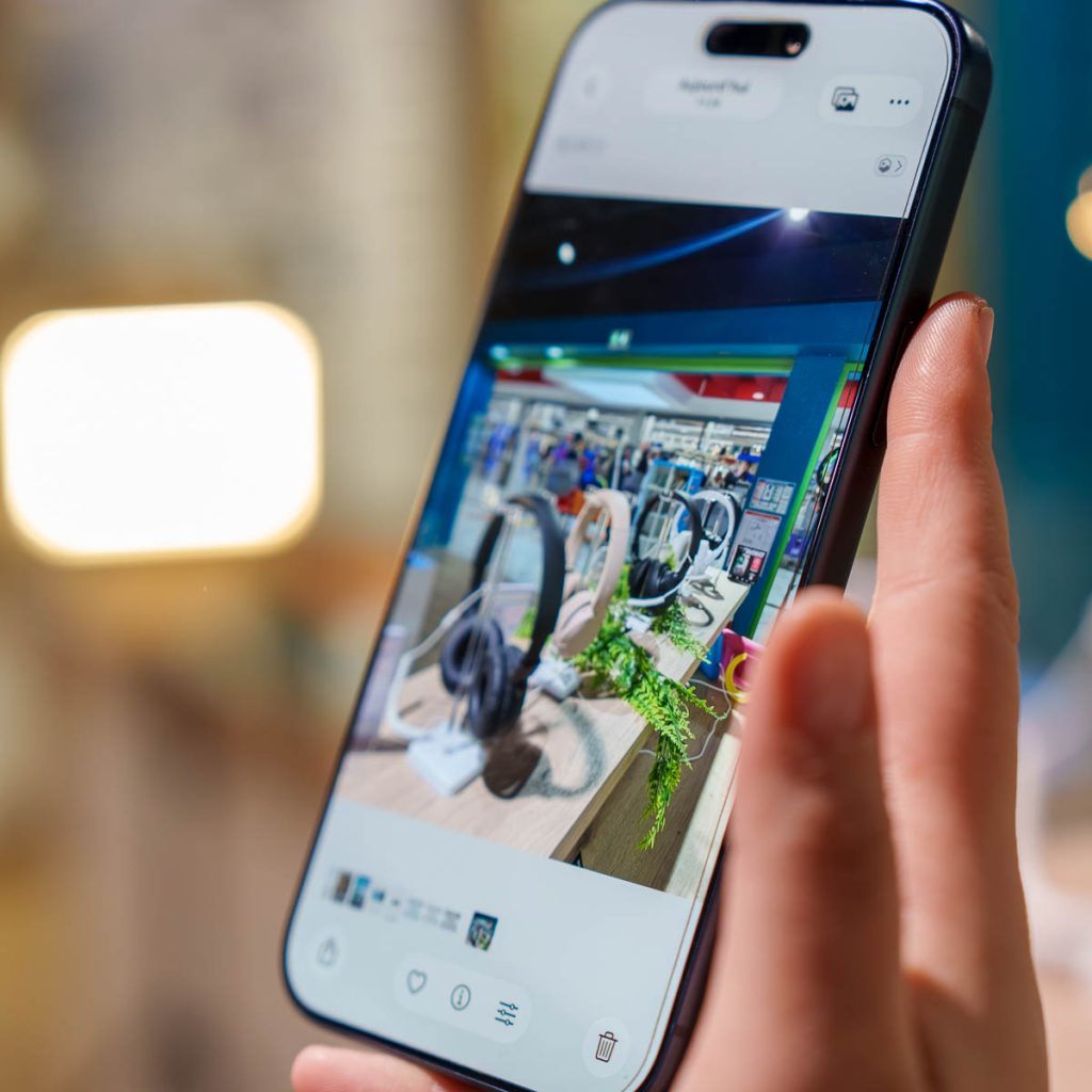 Création de contenu pour Reconnect : conseillère présentant un smartphone en magasin