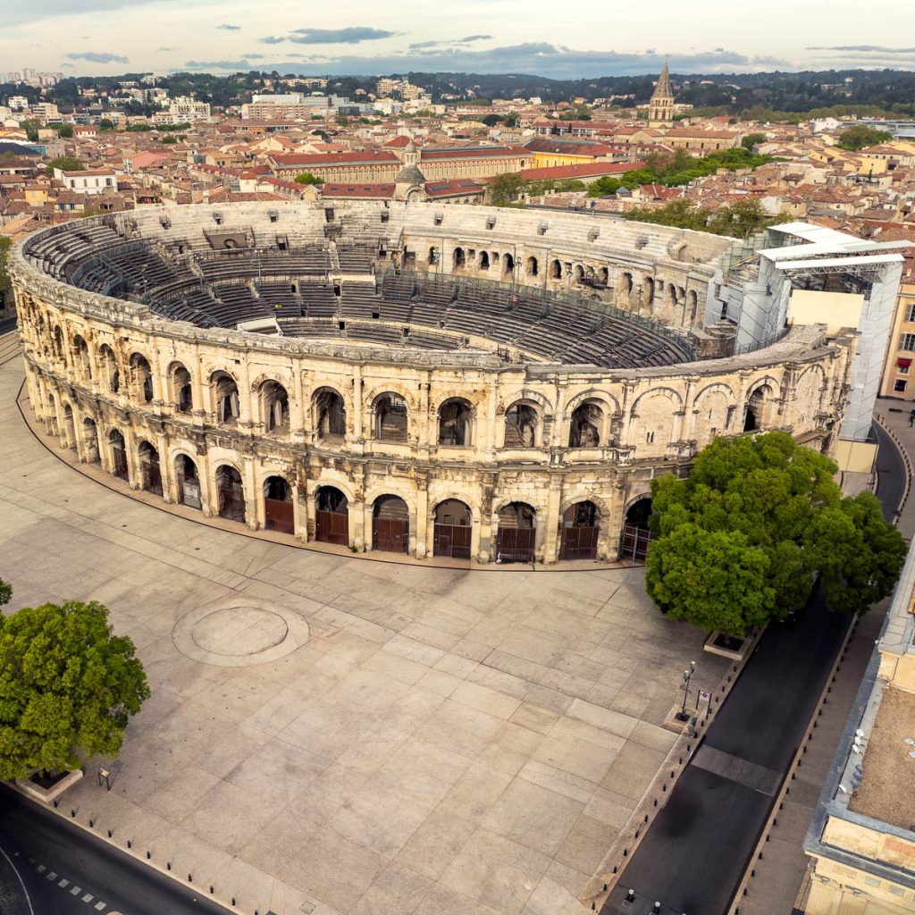 Vue aérienne par drone des Arènes de Nîmes, monument historique emblématique du patrimoine romain