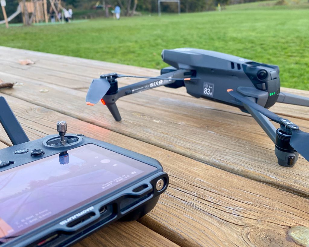 Drone professionnel au sol avec radiocommande, utilisé pour des prestations de prise de vue aérienne par un télépilote certifié