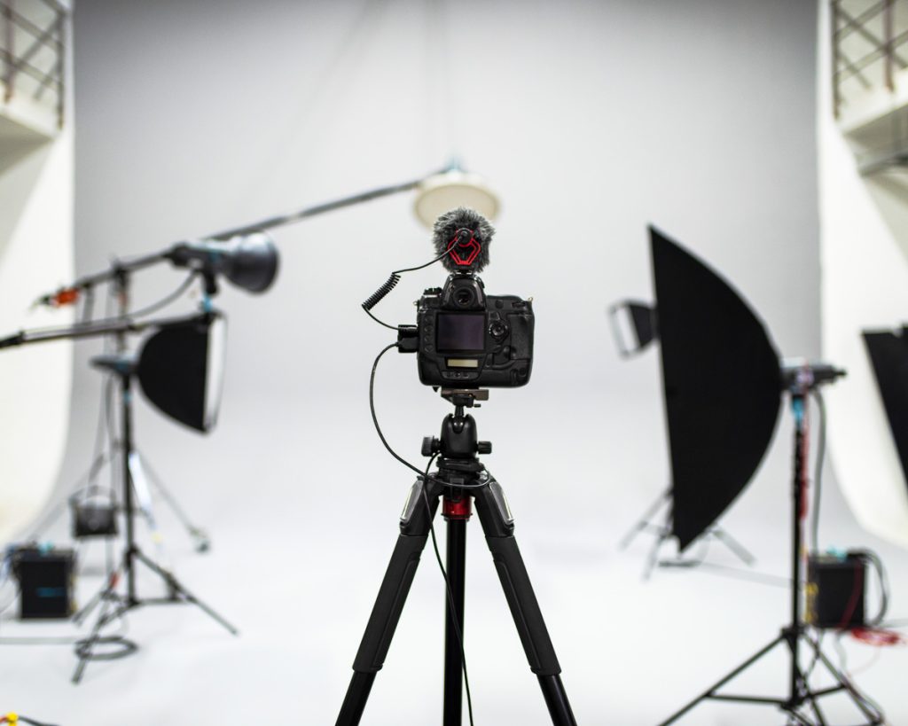 Studio photo et vidéo professionnel avec appareil sur trépied et éclairages pour création de contenu