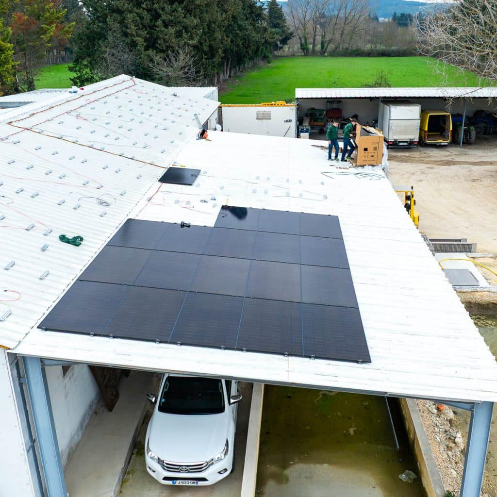 Installation de panneaux photovoltaïques sur toiture industrielle – prise de vue drone