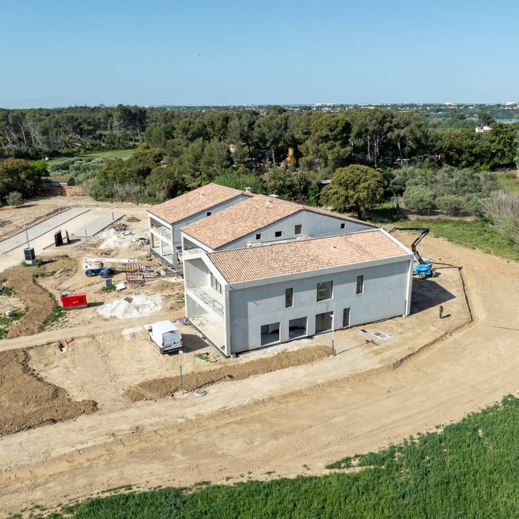 Vue aérienne drone d’un chantier à Istres montrant l’avancement d’un bâtiment en construction