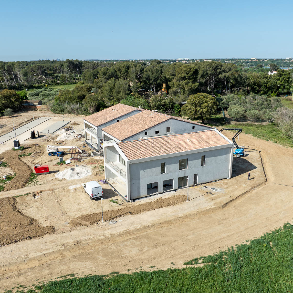 Vue aérienne drone d’un chantier à Istres montrant l’avancement d’un bâtiment en construction