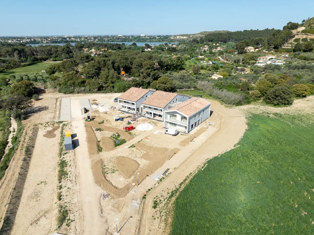 Vue aérienne par drone d’un chantier de construction à Istres