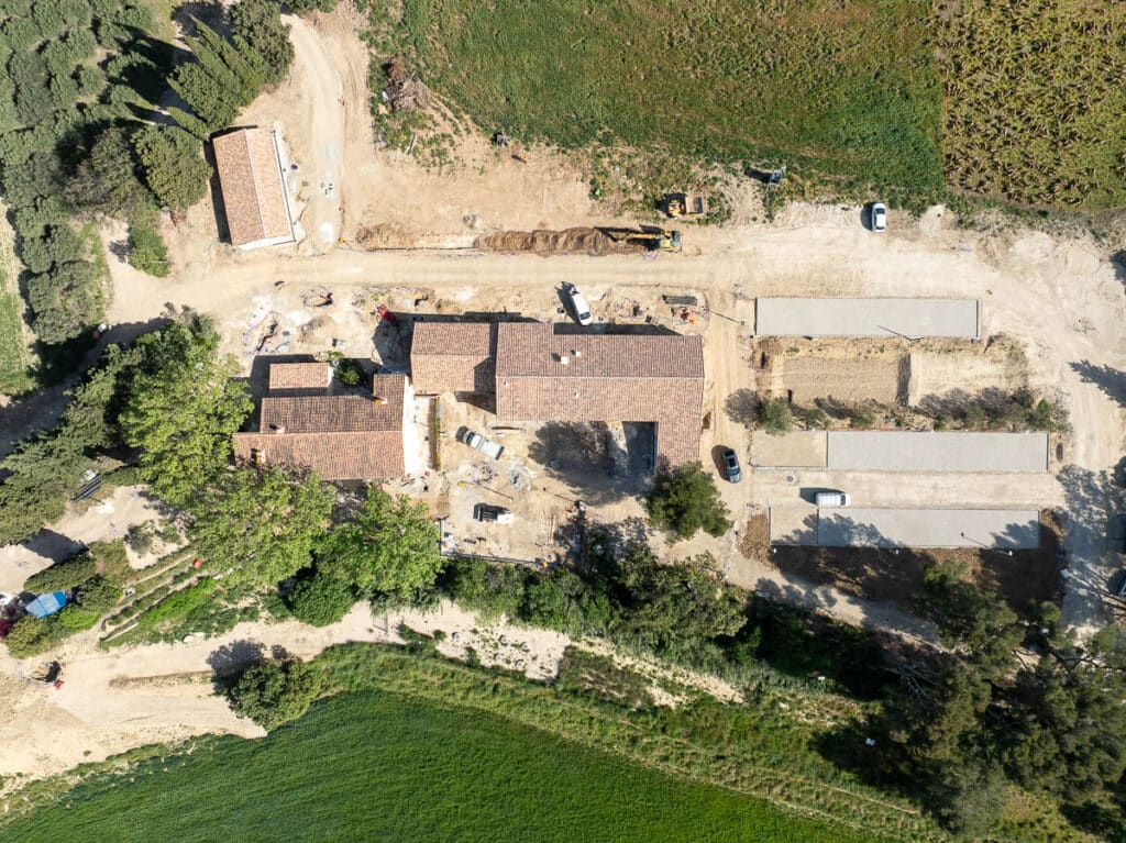 Vue aérienne verticale par drone d’un chantier de construction à Istres