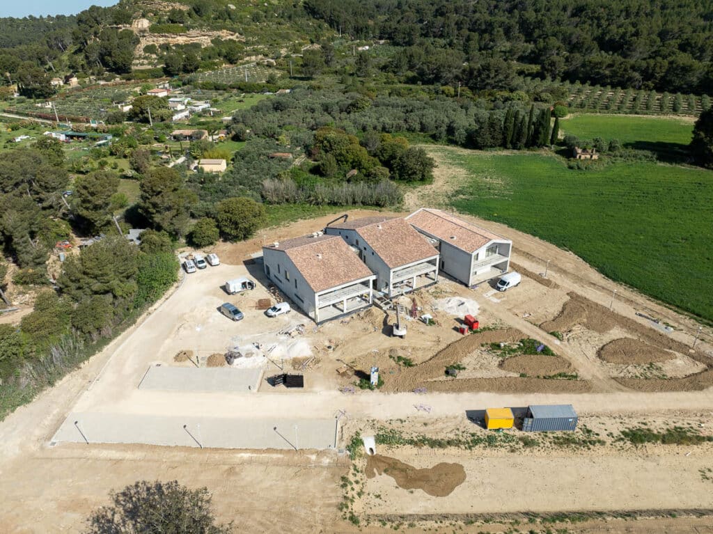 Vue aérienne drone d’un chantier à Istres après avancement avec grue et construction